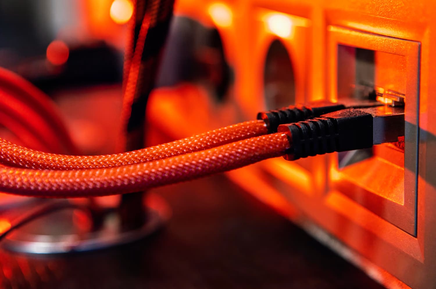 Server otağında fiber optik kabel dəstələri